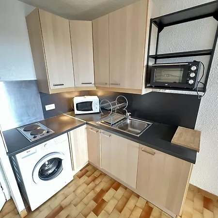 Avec Parking Et Piscine, Pres - Fr-1-702-76 *